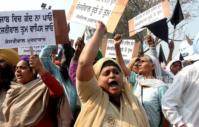 1984 riots victims protesting outside the main gate of Whistling woods resort at the Hussanpur near Ludhiana while Delhi CM Arvind Kejriwal intrectes with industrialists organised by the Ludhiana Management association on Monday,Feb.29 2016.express Photo by Gurmeet Singh